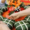 Ban Tổ chức sẽ lựa chọn sản phẩm bánh chưng, bánh giầy đạt giải Nhất để dâng cúng Vua Hùng trong dịp Giỗ tổ Hùng Vương năm Giáp Thìn 2024. (Ảnh: Tạ Toàn/TTXVN)