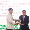 Bí thư Tỉnh ủy Khánh Hòa Trần Phong trao quà lưu niệm tặng Đại sứ Ấn Độ tại Việt Nam Tshering Wangchuk Sherpa. (Ảnh: Xuân Triệu/TTXVN)