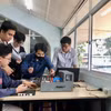 Sinh viên Trường Đại học Bách Khoa-Đại học Quốc gia Thành phố Hồ Chí Minh thực hành ứng dụng công nghệ cao. (Ảnh: Mỹ Phương/TTXVN)