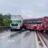 Hiện trường vụ va chạm giao thông giữa 4 xe ôtô khiến giao thông ùn tắc trên cao tốc Nội Bài-Lào Cai. (Ảnh: TTXVN phát)