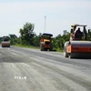 Nhà thầu “chạy nước rút”, đẩy nhanh tiến độ Dự án nâng cấp quốc lộ 30, đoạn Cao Lãnh - Hồng Ngự (giai đoạn 3). (Ảnh: Nhựt An/TTXVN)