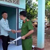 Anh Puih Thái, nạn nhân bị lừa bán sang Campuchia vui mừng được nhận căn nhà mới do chính quyền địa phương hỗ trợ xây dựng. (Ảnh: Hồng Điệp/TTXVN)