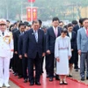 Thủ tướng Nhật Bản Ishiba Shigeru và Phu nhân cùng các đại biểu thành kính tưởng nhớ Chủ tịch Hồ Chí Minh. (Ảnh: An Đăng/TTXVN)
