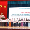 Đại diện các tập thể nhận tuyên dương khen thưởng vì thành tích xuất sắc trong công tác thực hiện bầu cử tại Đà Nẵng. (Ảnh: Trần Lê Lâm/TTXVN)