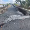 Đoạn mặt đường nhựa bị sụp lún hoàn toàn có chiều dài khoảng 30m, chiều ngang 4,5m và độ sâu sụt lún dao động từ 0,5-1,2m so với cao độ mặt đường hiện hữu. (Ảnh: TTXVN phát)
