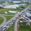 Toàn cảnh ùn tắc kéo dài 7 km trên Quốc lộ 51 đoạn qua thành phố Đồng Nai. (Ảnh: Lê Xuân/TTXVN)