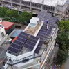 Lắp đặt hệ thống điện mặt trời mái nhà tại các hộ dân phường Ngô Quyền, thành phố Hải Phòng. (Ảnh: Hoàng Ngọc/TTXVN)
