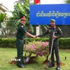 Sỹ quan trẻ 2 nước trồng cây hữu nghị thanh niên tại Đồn Biên phòng Cửa khẩu quốc tế Mộc Bài. (Ảnh: Minh Phú/TTXVN)