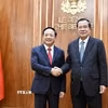 Chủ tịch CPP, Chủ tịch Thượng viện Campuchia Samdech Techo Hun Sen (phải) đón Trưởng Ban Tuyên giáo và Dân vận Trung ương Trịnh Văn Quyết tại trụ sở Thượng viện Campuchia. (Ảnh: Quang Anh/TTXVN)