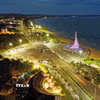 Tháp Nghinh Phong trong khuôn viên công viên biển ở phường Tuy Hòa (Đắk Lắk) rực rỡ về đêm. (Ảnh: Vũ Sinh/TTXVN)