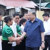 Tổng Bí Thư Tô Lâm đến thăm và tặng quà cho cộng đồng bản Tân Lập, xã Si Pa Phìn, tỉnh Điện Biên. (Ảnh: Thống Nhất/TTXVN)