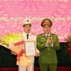 Trung tướng Nguyễn Văn Long, Ủy viên Ban Thường vụ Đảng ủy Công an Trung ương, Thứ trưởng Bộ Công an trao quyết định bổ nhiệm Đại tá Nguyễn Quang Vinh giữ chức Giám đốc Công an tỉnh Bắc Giang. (Ảnh: Danh Lam/TTXVN)