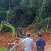 Lực lượng chức năng nỗ lực giải phóng hiện trường các điểm sạt lở để thông tuyến quốc lộ 28, đoạn qua đèo Gia Bắc (xã Sơn Điền, Lâm Đồng). (Ảnh: TTXVN phát)