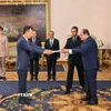 Đại sứ Nguyễn Nam Dương trình Quốc thư lên Tổng thống Ai Cập Abdel Fattah Al-Sisi. (Ảnh: TTXVN phát)