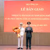 Trung tướng Phạm Thế Tùng, Thứ trưởng Bộ Công an trao quyết định bổ nhiệm chức vụ Giám đốc Trung tâm An ninh hàng không quốc gia cho Đại tá Phạm Hoàng Điệp. (Ảnh: Phạm Kiên/TTXVN)