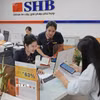 Khách hàng giao dịch tại SHB Chi nhánh Đông Đô, Hà Nội. (Ảnh: Trần Việt/TTXVN)