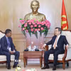 Trưởng Ban Chính sách, chiến lược Trung ương Nguyễn Thanh Nghị và ông Jacinto Rigoberto Gomes de Deus, Phó Tổng Thư ký Thứ nhất Đảng Đại hội Dân tộc Tái thiết Timor-Leste (CNRT). (Ảnh: Phương Hoa/TTXVN)