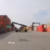 Bốc xếp hàng hóa tại bến cảng của Công ty TNHH Cảng Container Quốc tế Tân cảng Hải Phòng. (Ảnh: Minh Thu/TTXVN)