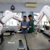 Các học viên thực hành lập trình và vận hành Robot tại Trung tâm Đào tạo khu công nghệ cao thành phố Hồ Chí Minh. Trung tâm hợp tác với các doanh nghiệp công nghệ cao, các trường đại học cao đẳng mở lớp bồi dưỡng đào tạo kỹ sư về các chuyên đề công nghệ cao. (Ảnh: Danh Lam/TTXVN)