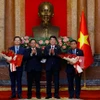 Chủ tịch nước Lương Cường trao Quyết định bổ nhiệm, Thủ tướng Phạm Minh Chính tặng hoa chúc mừng Phó Thủ tướng Nguyễn Chí Dũng và Mai Văn Chính. (Ảnh: Lâm Khánh/TTXVN)