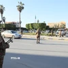 Binh sỹ gác trên đường phố tại Zawiya, Libya. (Ảnh: THX/TTXVN)