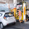 Người dân mua xăng tại một trạm xăng ở Seoul, Hàn Quốc. (Ảnh: THX/TTXVN)
