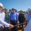 Phó Thủ tướng Hồ Quốc Dũng kiểm tra tiến độ dự án đường cao tốc Quy Nhơn-Pleiku. (Ảnh: Sỹ Thắng/TTXVN)