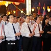 Chủ tịch Quốc hội Trần Thanh Mẫn và đoàn đại biểu rước Văn tế, dâng hương tưởng niệm Đức thánh Trần tại Đền Kiếp Bạc. (Ảnh: Doãn Tấn/TTXVN)