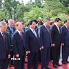 Các đồng chí lãnh đạo, nguyên lãnh đạo Đảng, Nhà nước dâng hương tại Đài tưởng niệm các Anh hùng liệt sỹ trên đường Bắc Sơn (Ba Đình, Hà Nội). (Ảnh: Minh Đức/TTXVN)