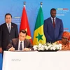 Chủ tịch Quốc hội Trần Thanh Mẫn và Thủ tướng Senegal Ousmane Sonko chứng kiến Bộ Ngoại giao Việt Nam và Bộ Hội nhập châu Phi và Ngoại giao Senegal ký kết Bản ghi nhớ về hợp tác. (Ảnh: Doãn Tấn/TTXVN)