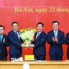 Đồng chí Nguyễn Hồng Diên, Ủy viên Trung ương Đảng, Phó Bí thư Chuyên trách Đảng uỷ Quốc hội tặng hoa chúc mừng đồng chí Lê Mạnh Hùng, Quyền Bộ trưởng Bộ Công Thương. (Ảnh: Dương Giang/TTXVN)