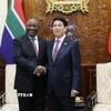 Chủ tịch nước Lương Cường và Tổng thống Nam Phi Matamela Cyril Ramaphosa gặp hẹp. (Ảnh: Lâm Khánh/TTXVN)