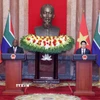 Chủ tịch nước Lương Cường và Tổng thống Nam Phi Matamela Cyril Ramaphosa gặp gỡ báo chí, thông báo về kết quả hội đàm giữa hai bên. (Ảnh: Lâm Khánh/TTXVN)