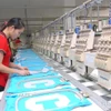 Dây chuyền sản xuất hàng may mặc xuất khẩu tại Công ty Liên doanh Norfolk Hatexco (vốn đầu tư của Singapore) tại Khu công nghiệp Đồng Văn I (Hà Nam). (Ảnh: Danh Lam/TTXVN)