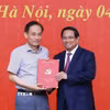 Thủ tướng Phạm Minh Chính trao Quyết định chỉ định đồng chí Lê Hoài Trung tham gia Ban Chấp hành, Ban Thường vụ Đảng ủy Chính phủ nhiệm kỳ 2020-2025 . (Ảnh: Dương Giang/TTXVN)