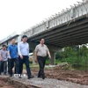 Thủ tướng Phạm Minh Chính kiểm tra tiến độ thi công Dự án đường bộ cao tốc Cao Lãnh-An Hữu giai đoạn 1. (Ảnh: Dương Giang/TTXVN)