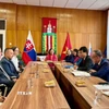 Đại sứ Việt Nam tại Slovakia Phạm Trường Giang tại cuộc gặp Thị trưởng Horné Saliby Pavol Dobosy. (Ảnh: TTXVN phát)