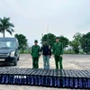 Đối tượng Hoàng Văn Bình (đứng giữa) (sinh năm 1991, trú tại xã Đông Ngũ, tỉnh Quảng Ninh) cùng tang vật và phương tiện bị lực lượng Biên phòng bắt giữ. (Ảnh: TTXVN phát)