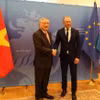 Phó Thủ tướng thường trực Nguyễn Hòa Bình và Bộ trưởng Tài chính Luxembourg Gilles Roth. (Ảnh: Hương Giang/TTXVN)
