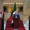 (Từ trái sang): Ngoại trưởng Kuwait Abdullah Ali al-Yahya, Ngoại trưởng Syria Asaad Hassan al-Shibani và Tổng Thư ký Hội đồng Hợp tác vùng Vịnh (GCC) Jassim Mohammed al-Budaiwi trong cuộc họp báo tại Damascus, ngày 30/12/2024. (Ảnh: EPA/TTXVN)