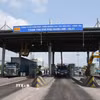 Máy móc, nhân lực thực hiện tháo dỡ các kết cấu tại trạm thu phí T2 trên Quốc lộ 51, đoạn qua Đồng Nai. (Ảnh: Công Phong/TTXVN)