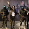 Các thành viên Lữ đoàn Al-Qassam Brigades, cánh quân của Hamas, bàn giao con tin Ofer Calderon (thứ 2, trái) cho Ủy ban Chữ Thập đỏ quốc tế tại thành phố Gaza ngày 1/2/2025. (Ảnh: Anadolu Agency/TTXVN)
