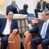 Thủ tướng Phạm Minh Chính gặp Thủ tướng Trung Quốc Lý Cường. (Ảnh: TTXVN)