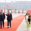 Tổng Bí thư, Chủ tịch nước Tô Lâm và Tổng Bí thư, Chủ tịch nước Trung Quốc Tập Cận Bình với thiếu nhi Trung Quốc tại Lễ đón. (Ảnh: Thống Nhất/TTXVN)