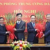 Tổng Bí thư Tô Lâm và Thường trực Ban Bí thư Trần Cẩm Tú tặng hoa chúc mừng đồng chí Nguyễn Duy Ngọc, Uỷ viên Bộ Chính trị, Bí thư Trung ương Đảng, Chủ nhiệm Ủy ban Kiểm tra Trung ương, nguyên Chánh Văn phòng Trung ương Đảng và đồng chí Lê Hoài Trung, Bí thư Trung ương Đảng, Chánh Văn phòng Trung ương Đảng. (Ảnh: Thống Nhất/TTXVN)