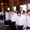 Chủ tịch Quốc hội Trần Thanh Mẫn và đoàn công tác thành kính tưởng nhớ Chủ tịch Hồ Chí Minh tại Đền Chung Sơn - Đền thờ Gia tiên Bác Hồ. (Ảnh: Doãn Tấn/TTXVN)