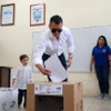 Đương kim Tổng thống Ecuador Daniel Noboa bỏ phiếu bầu cử tại Olon, tỉnh Santa Elena, ngày 9/2/2025. (Ảnh: THX/TTXVN)