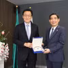 Giáo sư Pai Chi-Li (trái), Chủ tịch AIT và Đại sứ Phạm Việt Hùng trao quà lưu niệm. (Ảnh: Đỗ Sinh/TTXVN)
