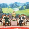 Đại tướng Nguyễn Tân Cương (trái) chào xã giao Tổng Bí thư, Chủ tịch nước Lào Thongloun Sisoulith. (Ảnh: Xuân Tú/TTXVN)