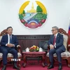 Bộ trưởng Ngoại giao Lào Thongsavanh Phomvihane (phải) tiếp Đại sứ Việt Nam tại Lào Nguyễn Minh Tâm đến chúc mừng. (Ảnh: Xuân Tú/TTXVN)
